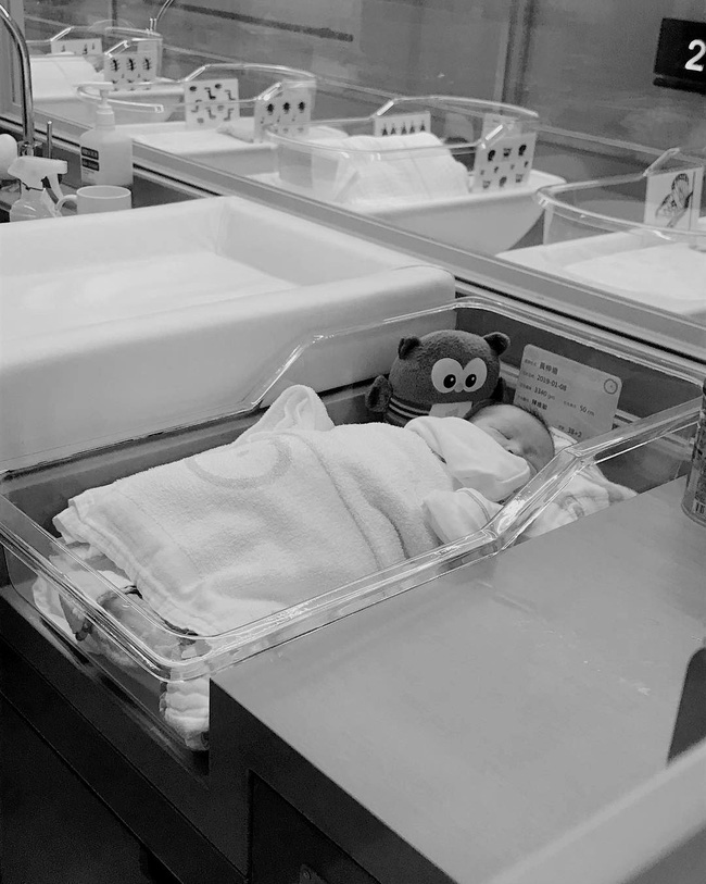 Bức thư của mẹ gửi con sơ sinh vừa qua đời sốt MXH: Xung quanh ai cũng áp con vào ngực, riêng mẹ thì không!