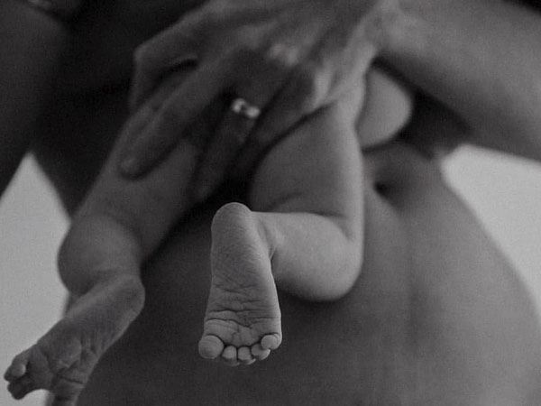 Bức thư của mẹ gửi con sơ sinh vừa qua đời sốt MXH: Xung quanh ai cũng áp con vào ngực, riêng mẹ thì không!