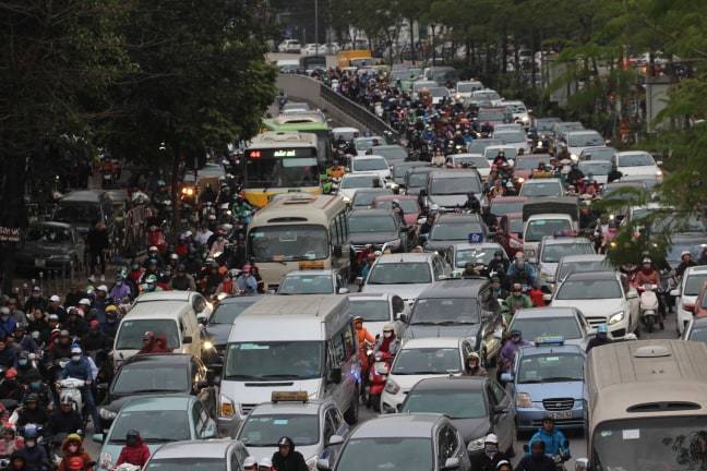 Đường chật kín, người bịt kín lầm lũi nhích trong mưa phùn giá rét Hà thành