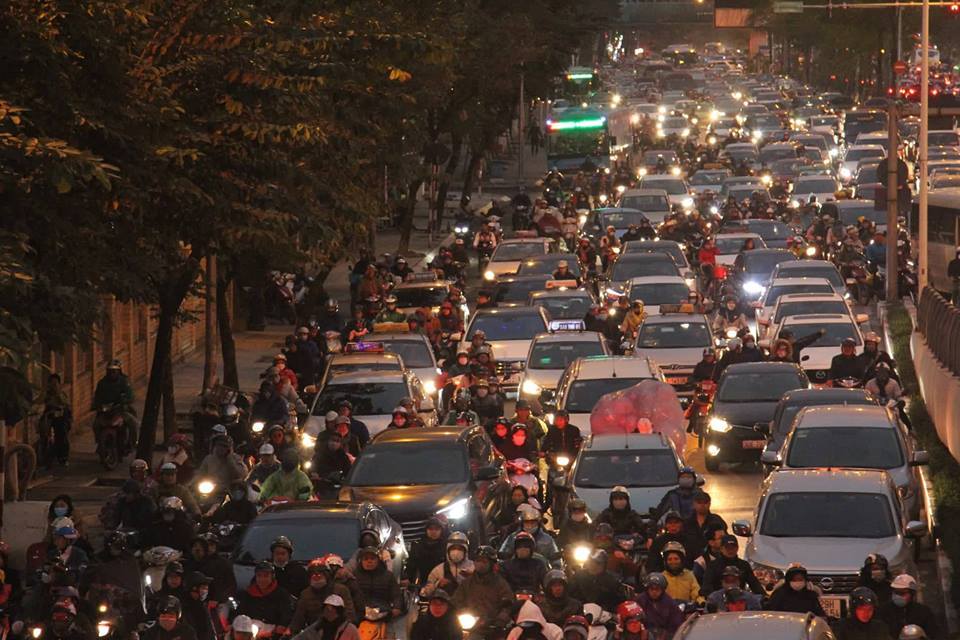 Đường chật kín, người bịt kín lầm lũi nhích trong mưa phùn giá rét Hà thành