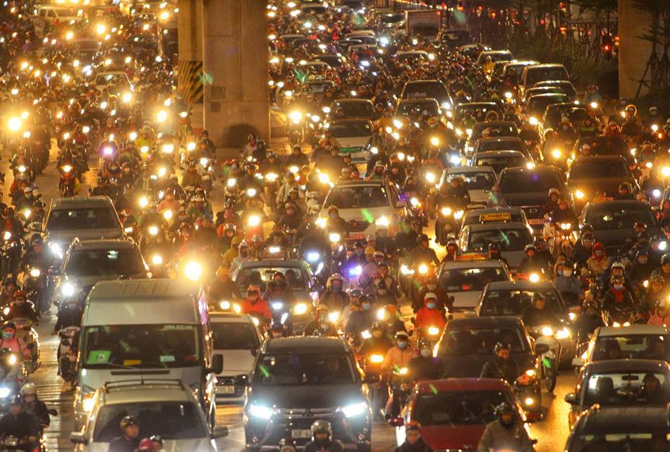 Đường chật kín, người bịt kín lầm lũi nhích trong mưa phùn giá rét Hà thành