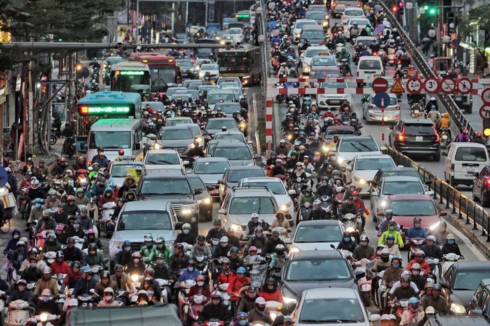 Đường chật kín, người bịt kín lầm lũi nhích trong mưa phùn giá rét Hà thành