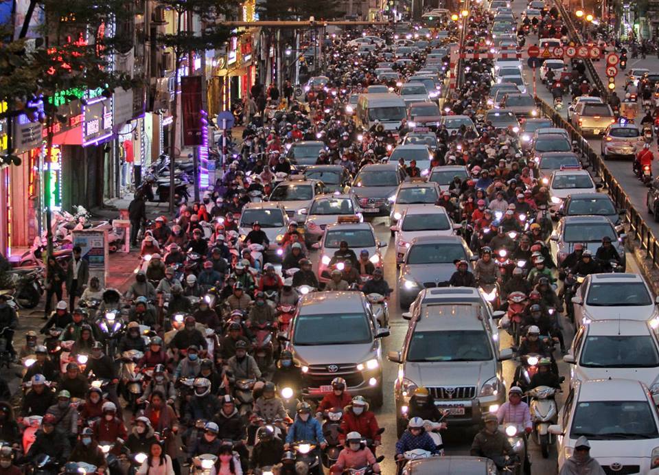 Đường chật kín, người bịt kín lầm lũi nhích trong mưa phùn giá rét Hà thành