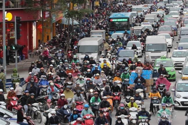 Đường chật kín, người bịt kín lầm lũi nhích trong mưa phùn giá rét Hà thành