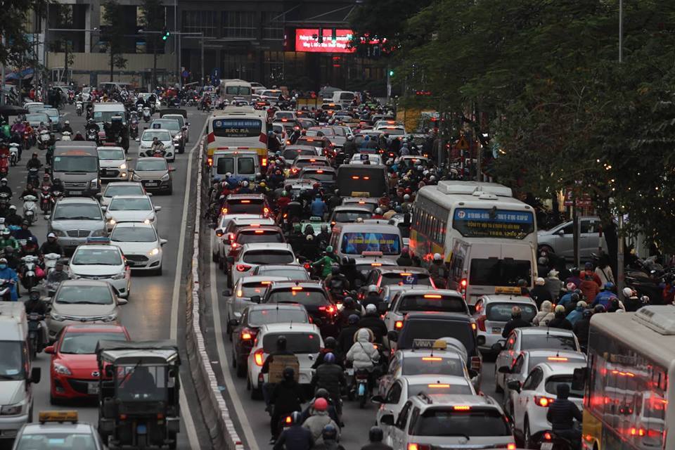 Đường chật kín, người bịt kín lầm lũi nhích trong mưa phùn giá rét Hà thành