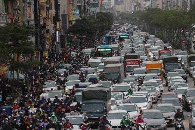 Đường chật kín, người bịt kín lầm lũi nhích trong mưa phùn giá rét Hà thành