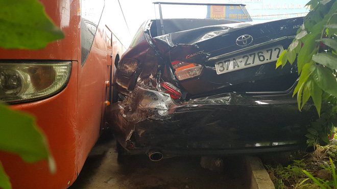 Xế hộp tiền tỷ vỡ nát khi bị xe khách tông văng hàng chục mét trên quốc lộ