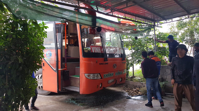 Xế hộp tiền tỷ vỡ nát khi bị xe khách tông văng hàng chục mét trên quốc lộ