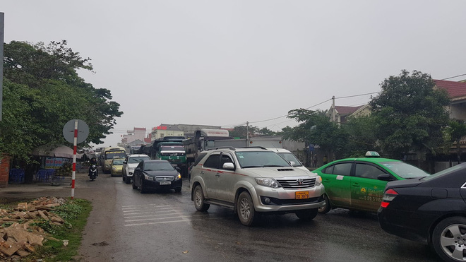 Xế hộp tiền tỷ vỡ nát khi bị xe khách tông văng hàng chục mét trên quốc lộ