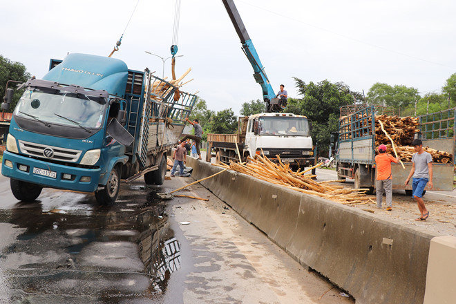 Xe tải lật chắn ngang quốc lộ, 3 người bị thương