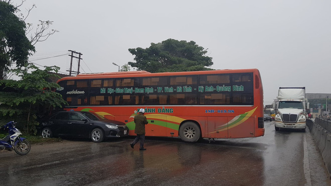 Xế hộp tiền tỷ vỡ nát khi bị xe khách tông văng hàng chục mét trên quốc lộ