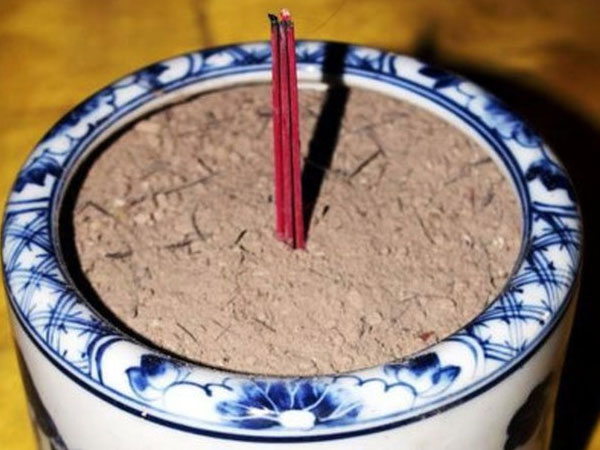 6 điều cần biết khi rút tỉa chân nhang để không phạm điều đại kỵ, mang đến may mắn cho gia đình