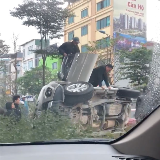 Hà Nội: Xế hộp mất lái lao lên dải phân cách húc đổ 2 cây xanh rồi nằm phơi bụng, 3 người bên trong lồm cồm trèo ra ngoài