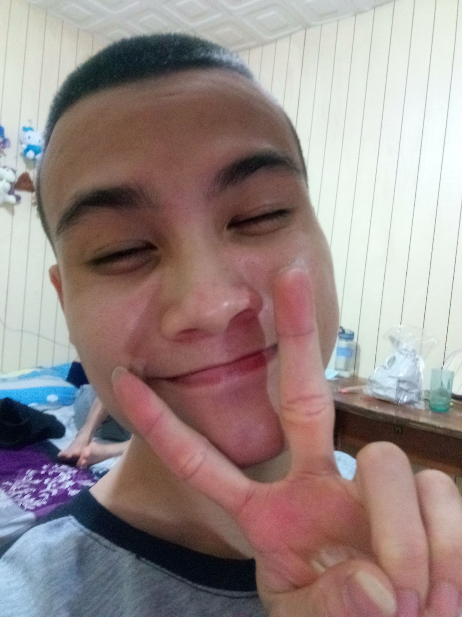 Cái kết đắng cho chàng trai tin vào lời hứa cắt y hình của anh thợ cắt tóc