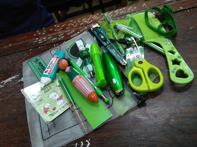 Bộ đồ dùng học tập của những con người cuồng màu sắc ton-sur-ton khiến dân tình mê mẩn