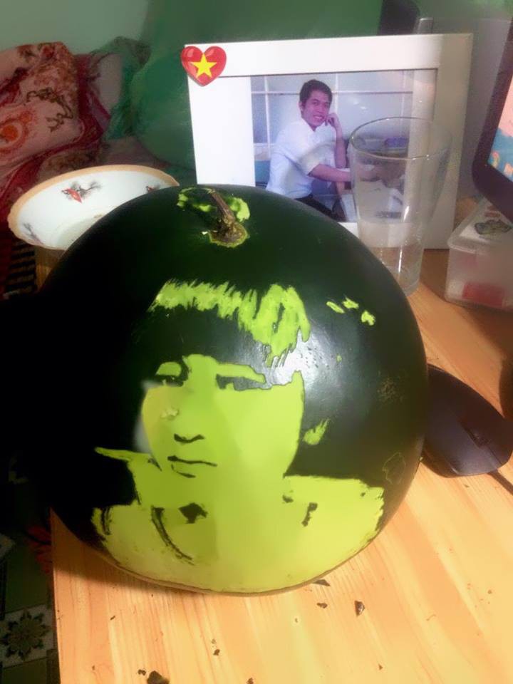 Hì hục khắc chân dung crush lên dưa hấu để tỏ tình, chàng trai số nhọ vẫn bị từ chối thẳng thừng