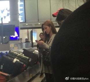 Tài tử Trịnh Gia Dĩnh đưa bà xã Hoa hậu mang thai 6 tháng ngồi máy bay giá rẻ tới Nha Trang nghỉ dưỡng