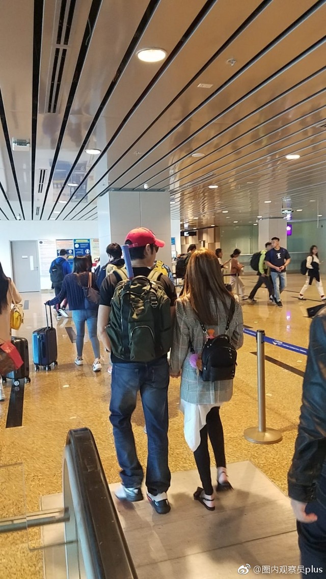 Tài tử Trịnh Gia Dĩnh đưa bà xã Hoa hậu mang thai 6 tháng ngồi máy bay giá rẻ tới Nha Trang nghỉ dưỡng