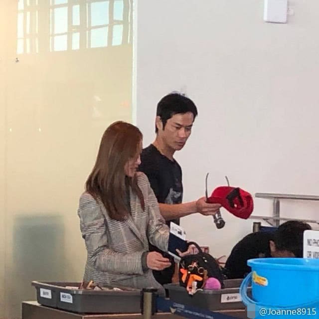 Tài tử Trịnh Gia Dĩnh đưa bà xã Hoa hậu mang thai 6 tháng ngồi máy bay giá rẻ tới Nha Trang nghỉ dưỡng