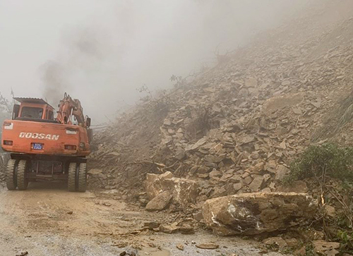Sạt lở vách núi, hàng chục khối đá chắn ngang quốc lộ