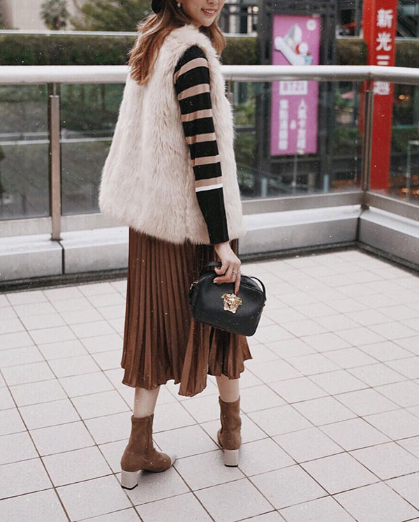 Khi diện áo khoác lông, ranh giới giữa sang trọng và sến sẩm rất mong manh nên các nàng sẽ cần đến 3 tips sau Khi diện áo khoác lông, ranh giới giữa sang trọng và sến sẩm rất mong manh nên các nàng sẽ cần đến 3 tips sau