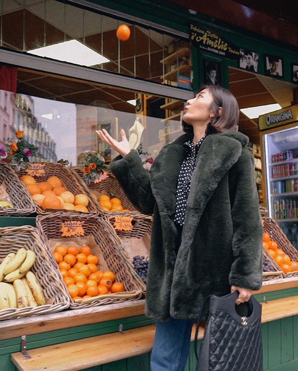 Khi diện áo khoác lông, ranh giới giữa sang trọng và sến sẩm rất mong manh nên các nàng sẽ cần đến 3 tips sau Khi diện áo khoác lông, ranh giới giữa sang trọng và sến sẩm rất mong manh nên các nàng sẽ cần đến 3 tips sau