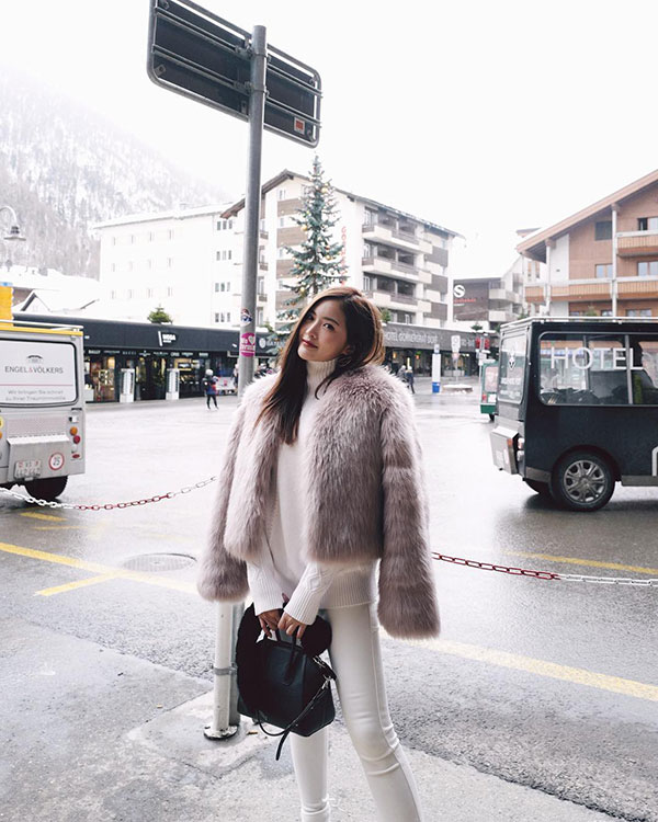 Khi diện áo khoác lông, ranh giới giữa sang trọng và sến sẩm rất mong manh nên các nàng sẽ cần đến 3 tips sau Khi diện áo khoác lông, ranh giới giữa sang trọng và sến sẩm rất mong manh nên các nàng sẽ cần đến 3 tips sau