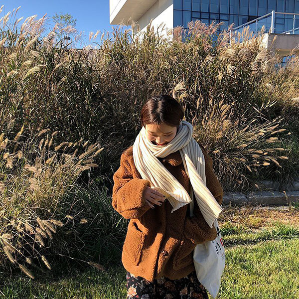 Khi diện áo khoác lông, ranh giới giữa sang trọng và sến sẩm rất mong manh nên các nàng sẽ cần đến 3 tips sau Khi diện áo khoác lông, ranh giới giữa sang trọng và sến sẩm rất mong manh nên các nàng sẽ cần đến 3 tips sau