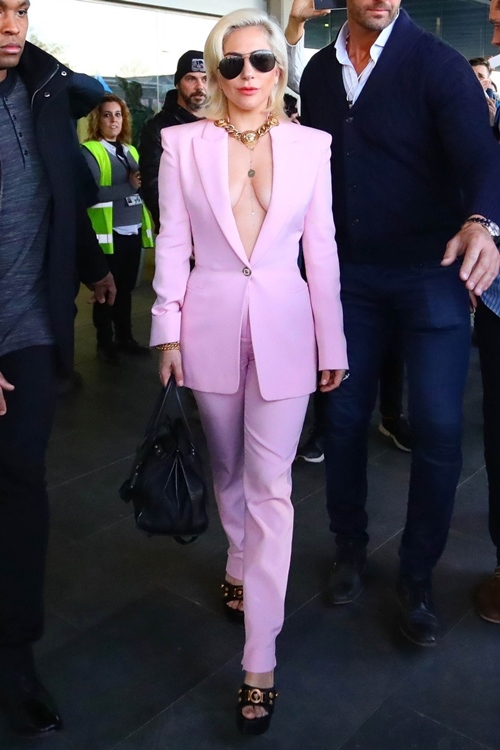 Hưởng ứng người người thả rông, chiếc áo nghiêm túc nhất cũng bị sexy hóa