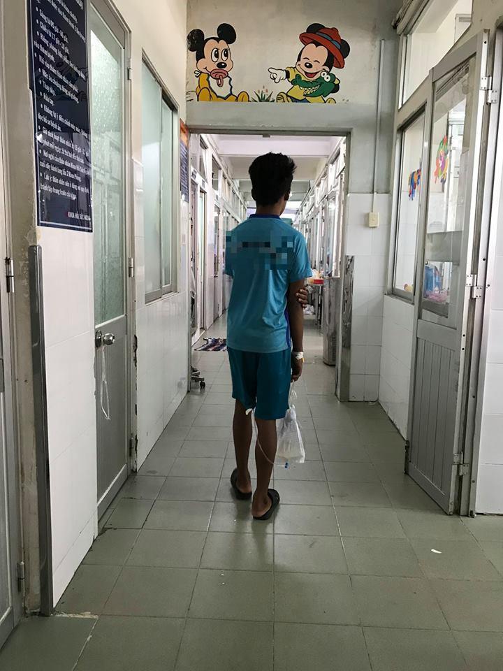 Sinh ra là con trai nhưng cậu bé phải tiểu ngồi, 14 năm sau gia đình mới biết nguyên nhân