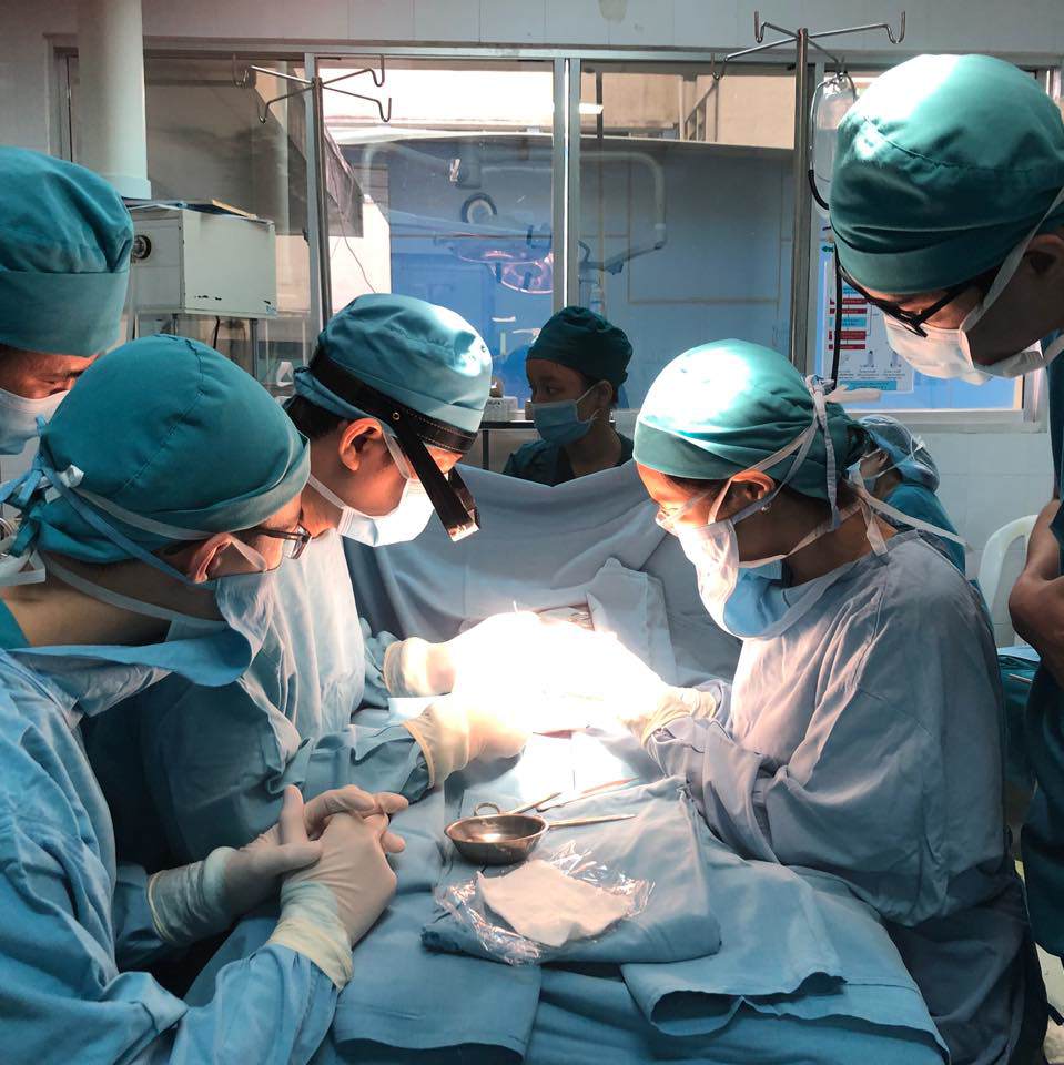 Sinh ra là con trai nhưng cậu bé phải tiểu ngồi, 14 năm sau gia đình mới biết nguyên nhân