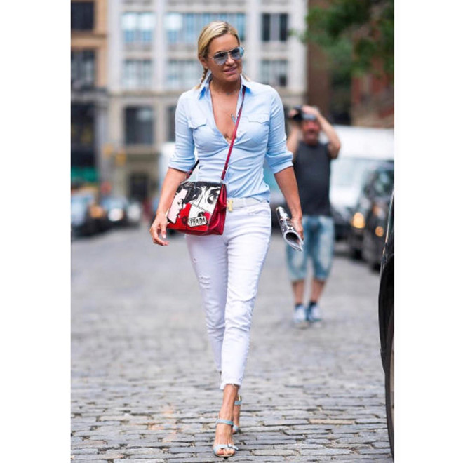 Mẹ của Gigi Hadid sở hữu thân hình gợi cảm ở độ tuổi U60