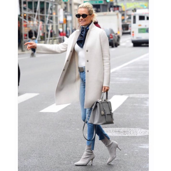 Mẹ của Gigi Hadid sở hữu thân hình gợi cảm ở độ tuổi U60