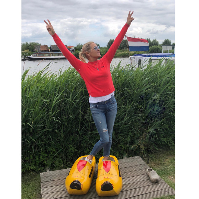 Mẹ của Gigi Hadid sở hữu thân hình gợi cảm ở độ tuổi U60