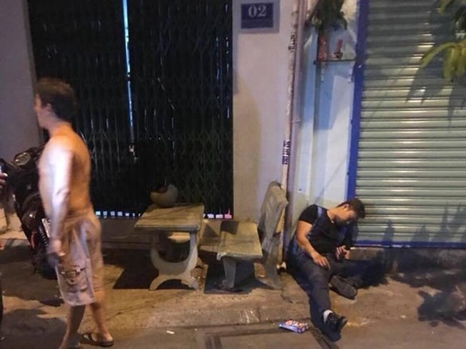 Bà già 71 tuổi nhờ người mang súng đi xử trai trẻ không nghe lời