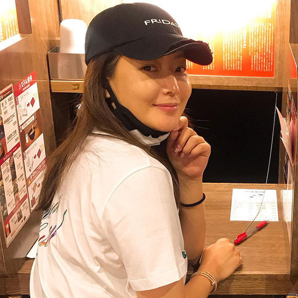 Khoe ảnh mặt mộc, Kim Hee Sun chứng minh đẳng cấp quốc bảo nhan sắc xứ Hàn vì đẹp chẳng kém khi makeup kỹ lưỡng