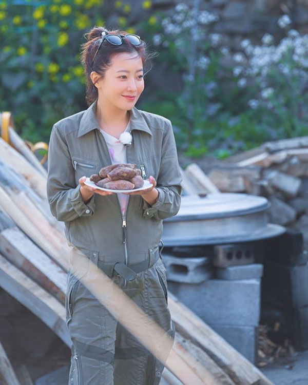 Khoe ảnh mặt mộc, Kim Hee Sun chứng minh đẳng cấp quốc bảo nhan sắc xứ Hàn vì đẹp chẳng kém khi makeup kỹ lưỡng