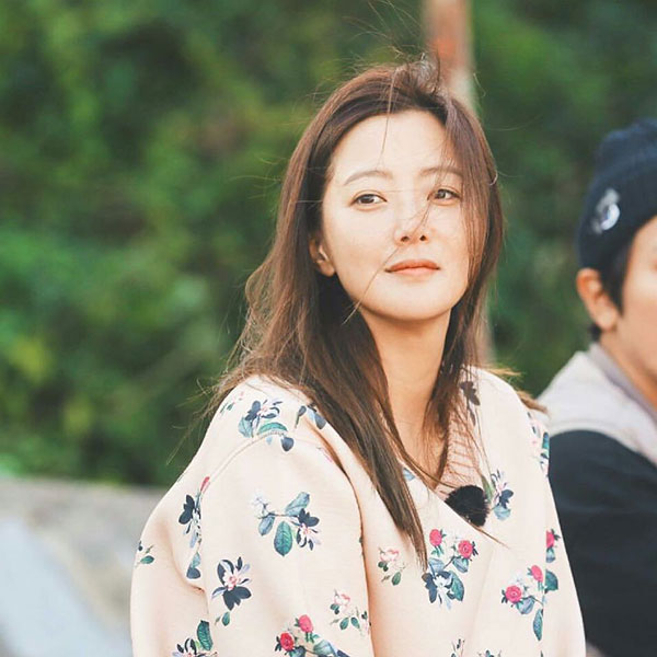 Khoe ảnh mặt mộc, Kim Hee Sun chứng minh đẳng cấp quốc bảo nhan sắc xứ Hàn vì đẹp chẳng kém khi makeup kỹ lưỡng