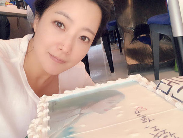 Khoe ảnh mặt mộc, Kim Hee Sun chứng minh đẳng cấp quốc bảo nhan sắc xứ Hàn vì đẹp chẳng kém khi makeup kỹ lưỡng