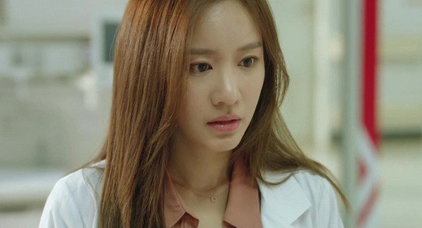 Vợ cũ đeo bám chồng không tha, vợ mới cao tay làm ngay hành động này khiến vợ cũ xấu hổ buông tay