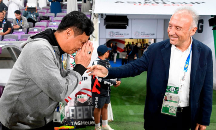 HLV Thái Lan được khen vì vái chào Zaccheroni