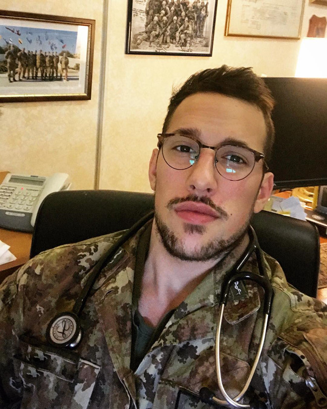 5 bác sĩ nổi tiếng trên mạng: Người là nam vương, kẻ yêu hoa hậu