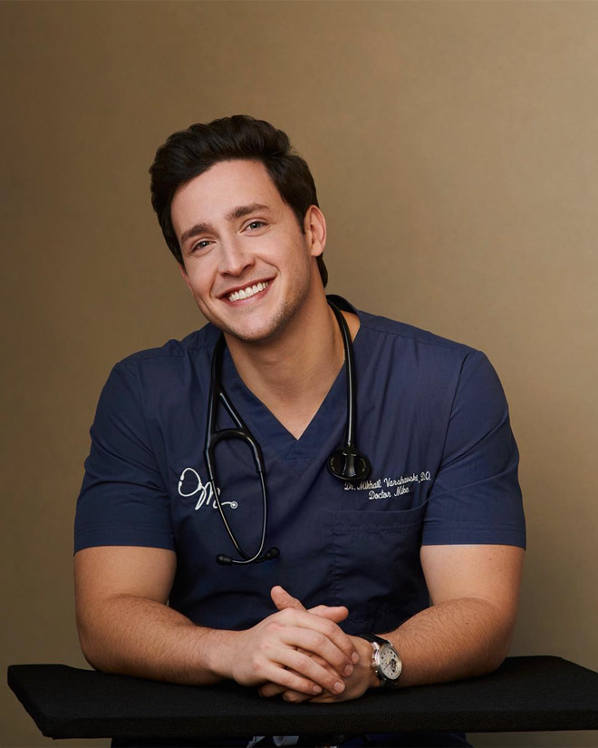 5 bác sĩ nổi tiếng trên mạng: Người là nam vương, kẻ yêu hoa hậu