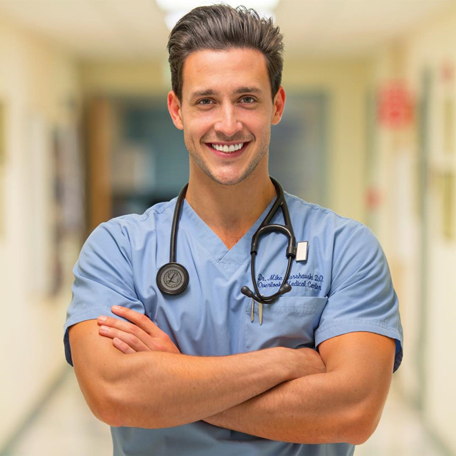 5 bác sĩ nổi tiếng trên mạng: Người là nam vương, kẻ yêu hoa hậu