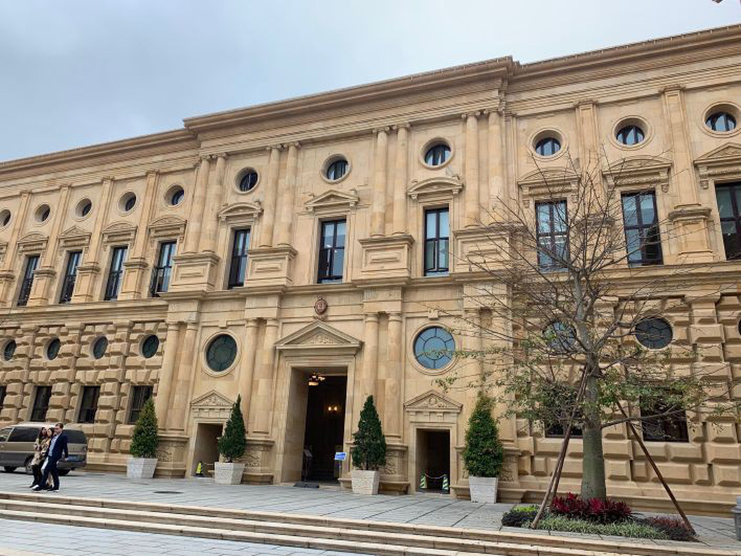 Bên trong khuôn viên đồ sộ mô phỏng kiến trúc châu Âu của Huawei