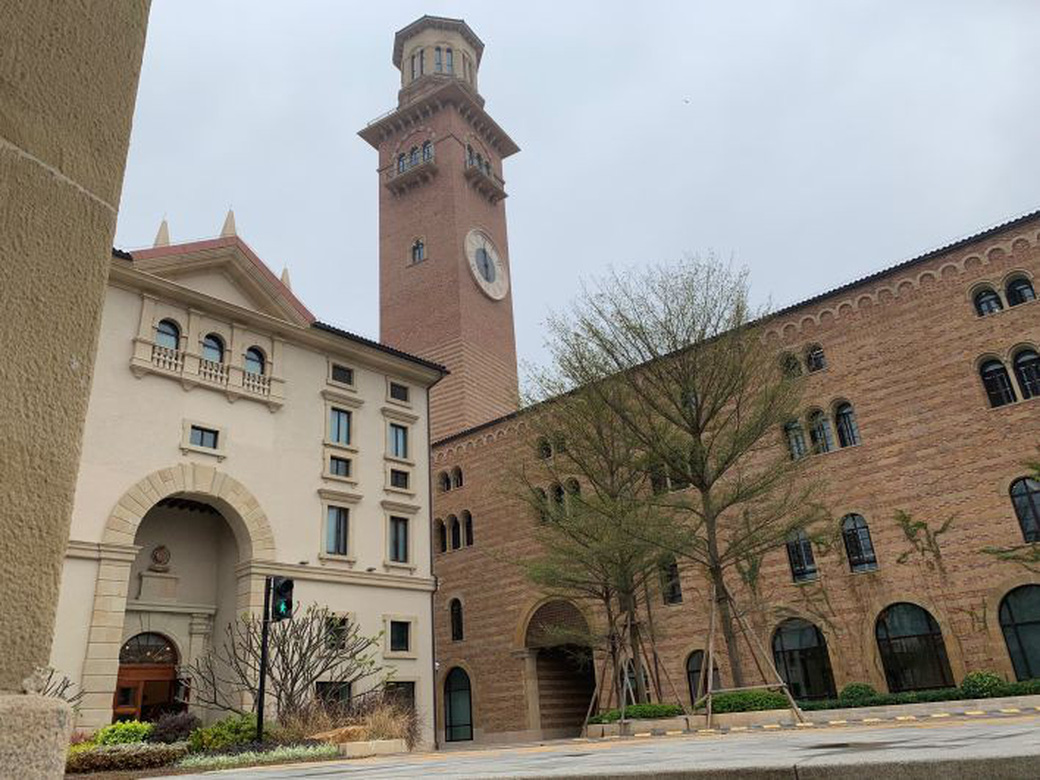 Bên trong khuôn viên đồ sộ mô phỏng kiến trúc châu Âu của Huawei