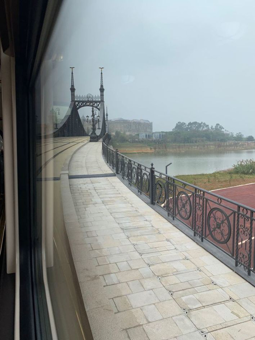 Bên trong khuôn viên đồ sộ mô phỏng kiến trúc châu Âu của Huawei