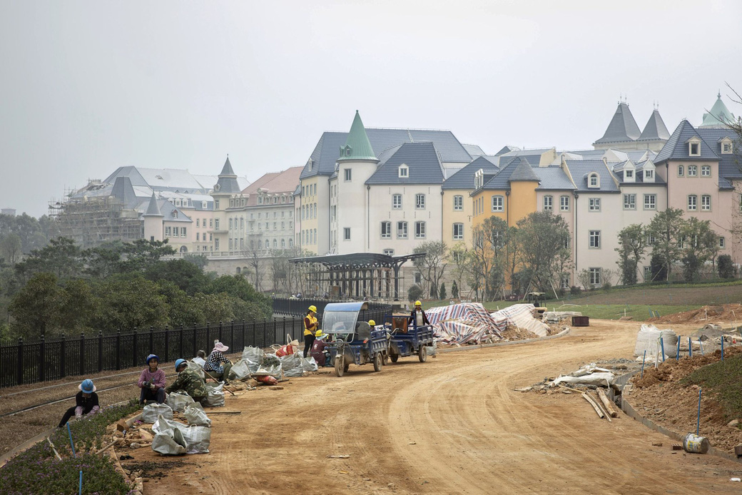 Bên trong khuôn viên đồ sộ mô phỏng kiến trúc châu Âu của Huawei