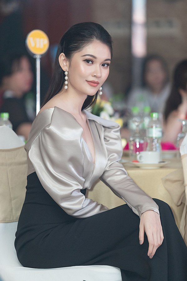 Lần đầu lộ diện bạn trai gần tuổi, siêu tâm lý của Á hậu Thùy Dung