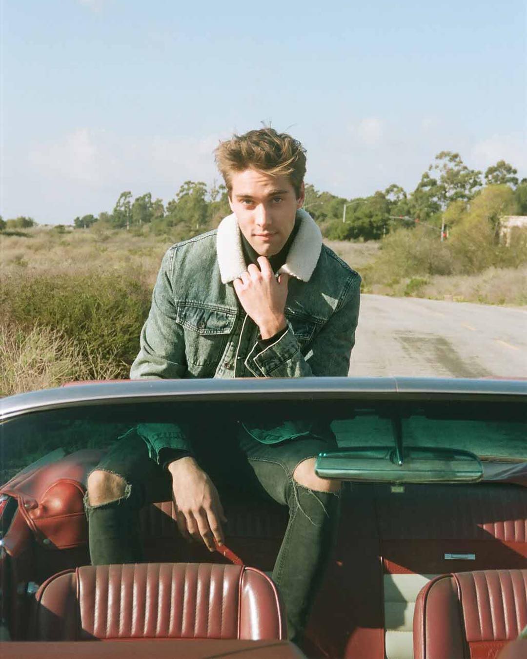 Đi điều trị tâm thần, Selena Gomez bất ngờ tìm được người yêu mới đẹp trai hơn cả Justin Bieber?